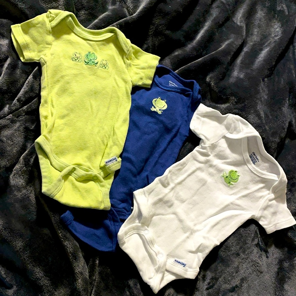 Gerber 0-3 months body suites with frog appliqués, white, blue and green NWOT